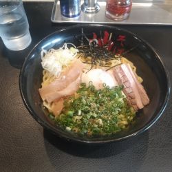 油そば(大盛)＋特製(半熟卵、ゴマ)