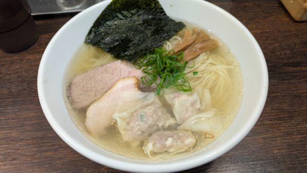 「白醤油ラーメン＋手包みワンタン３個」@自家製麺 コトホギの写真