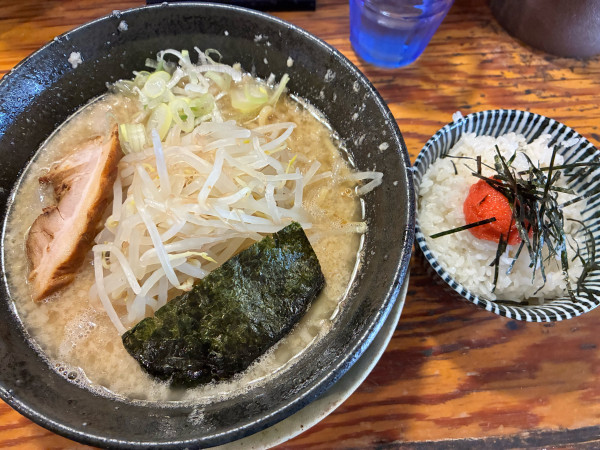 「醤油豚骨ラーメン　明太子ご飯」@らあ麺 やったる 新宿店の写真