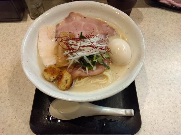 「鶏to煮干しtoしじみto白バイの泡白湯麺中華蕎麦」@山陰魚介中華蕎麦 Minatomenの写真