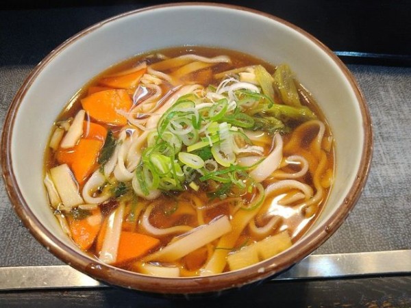 「鶏と菜の花のけんちんきしめん」@名代きしめん 住よし JR名古屋駅・新幹線上りホーム店の写真