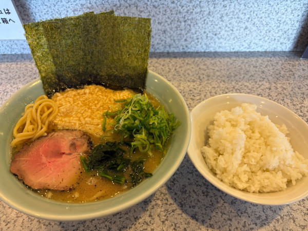 「サクとろラーメン1000円、小ライス150円」@らーめん 匠家 末広店の写真