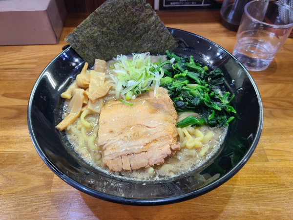 「超濃厚塩豚骨 ほうれん草トッピング」@むらまさの写真