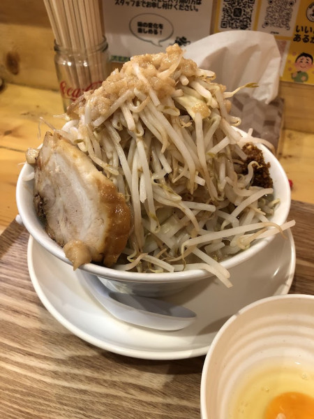 「らーめん(麺300g)+やさいマシマシ+生たまご」@豚ギャングの写真