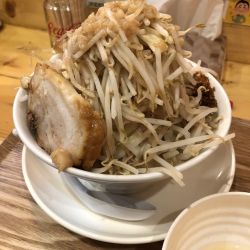 らーめん(麺300g)+やさいマシマシ+生たまご