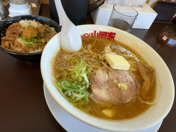「札幌味噌ラーメン＋山わさびチャーシュー丼」@味噌ラーメン山岡家 苫小牧店の写真