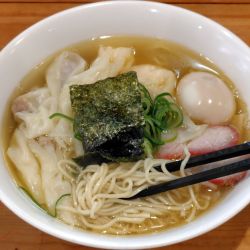 白出汁 特製ワンタン麺(肉·エビ3個ずつ)·味玉·ライス