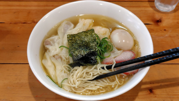 「白出汁 特製ワンタン麺(肉·エビ3個ずつ)·味玉·ライス」@支那そば 大和 稲荷町本店の写真