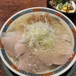 透きとんこつ塩そば¥900、ヘタレ丼¥400