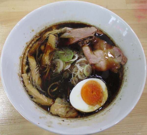 「古町ブラックラーメン　500円※オープン価格　通常900円」@古町めんの坊の写真