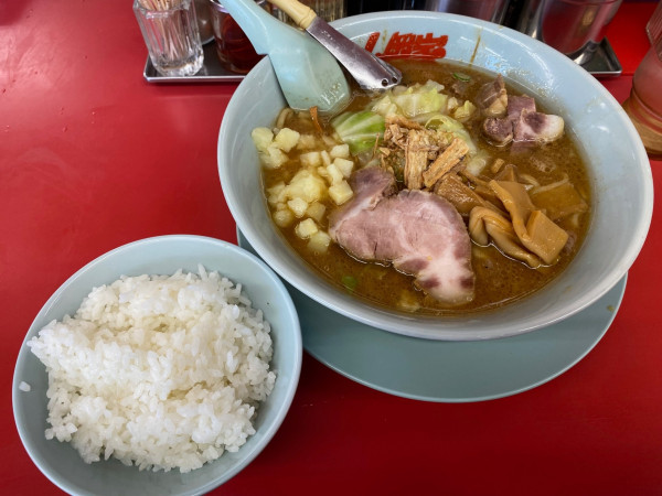 「限定　特製カレーとんこつラーメン半ライスセット（１１００円）」@ラーメン山岡家 阿見店の写真