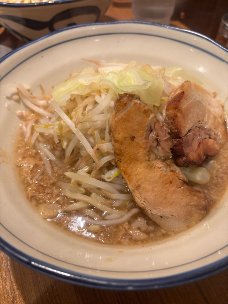 「醤油豚骨ラーメン」@らーめん勇の写真