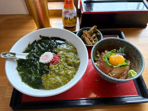 「めかぶラーメン&ミニ漬け丼」@漁師の店 まさかり丸の写真