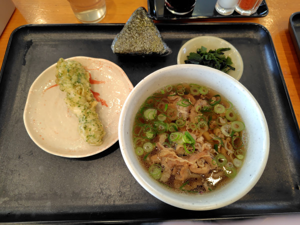 「肉うどん小480円、ちくわ天150円、わかめ60円」@うどん ちよ志 南吉方店の写真