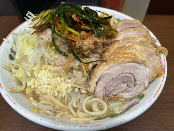 「小ぶた+ニラキムチ ¥1,240」@ラーメン二郎 横浜関内店の写真