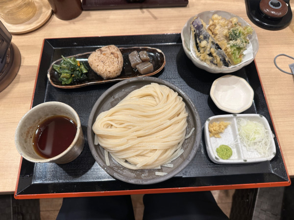 「Ａセット（並もりうどん360g＋天ぷら）1,100円」@水沢うどん 水香苑 高崎モントレー店の写真
