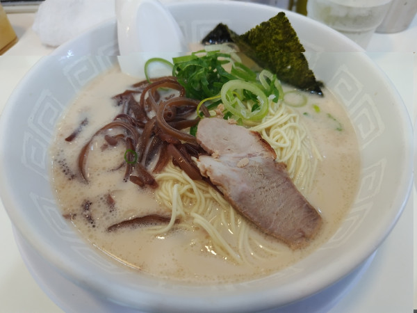 「ラーメン　＋替玉（バリカタ）：１ヶ無料」@博多天神 新宿東口駅前店の写真