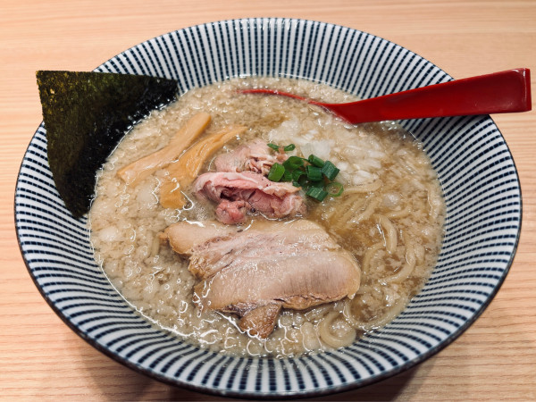 「背脂煮干し醤油らー麺」@焼きあご塩らー麺 たかはし 越谷レイクタウン店の写真