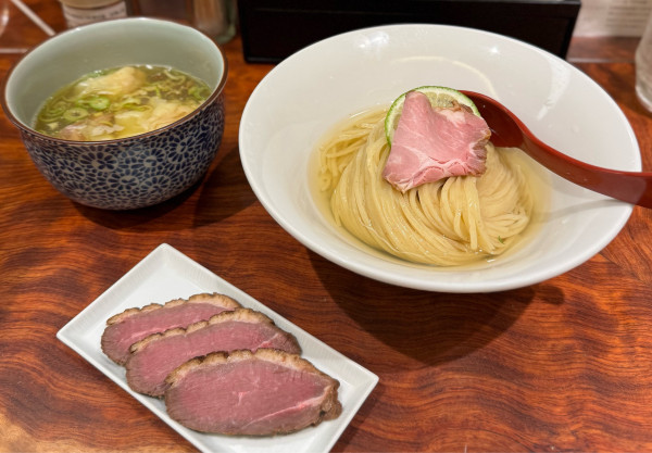 「特製昆布水つけ麺（塩）、鴨ロース¥350」@三馬路 東京店の写真