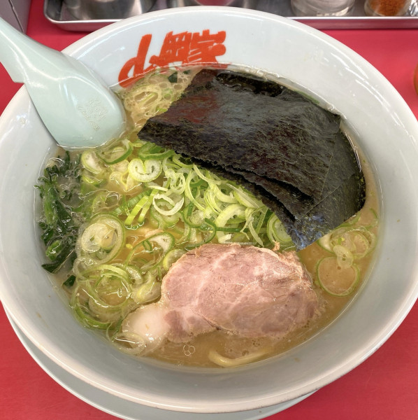 「醤油ラーメン690円＋薬味ネギ80円」@ラーメン山岡家 太田店の写真