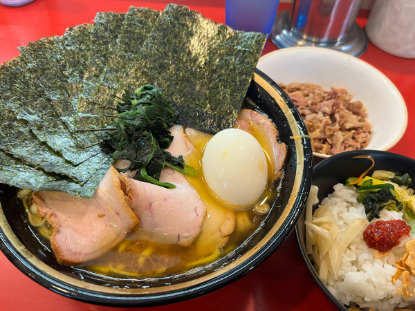 「中盛チャーシューメン+のり+くずれ+まぶし ライス ¥1,470」@家系総本山 ラーメン吉村家の写真