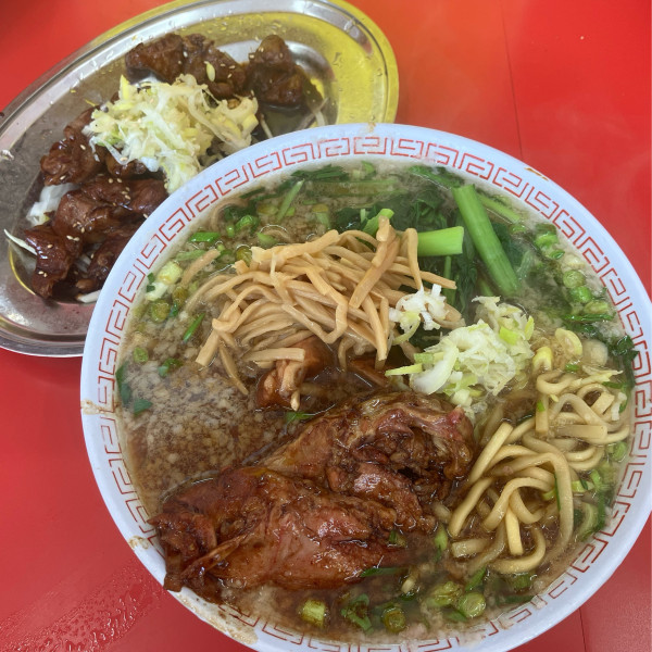 「パイカラーメン600円ﾊﾗﾐｽﾃｰｷ500円」@ラーメンスタンド とん平食堂の写真
