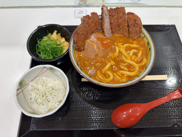 「牛カツトマたまカレーうどん（並盛）1,580円」@丸亀製麺 イーサイト高崎店の写真