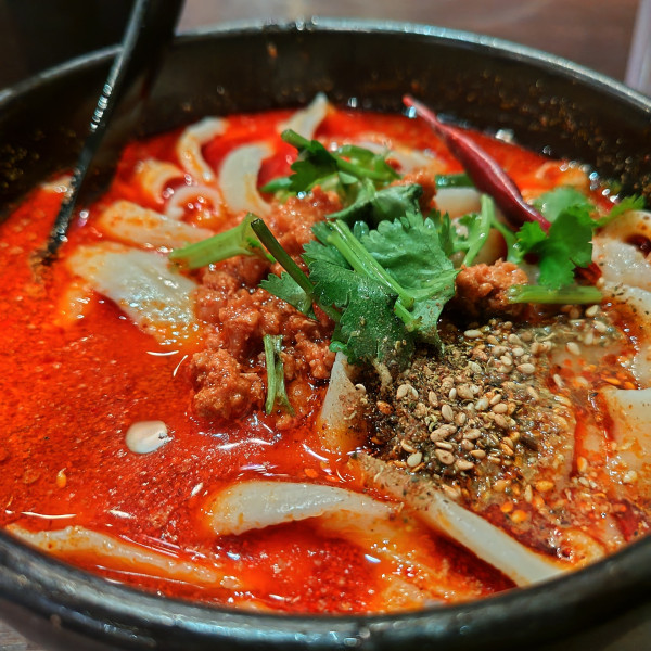 「麻辣刀削麺　炒飯セット1200円」@西安料理 張家 大崎店の写真