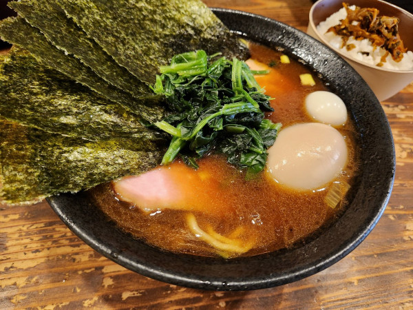 「上ラーメン　味玉　半ライス」@麺処 真名呼の写真