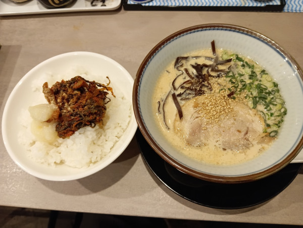 「だるまラーメン・ハーフ＋半ライス」@濃厚豚骨ラーメン だるま一家宇都宮分店 宇都宮分店の写真