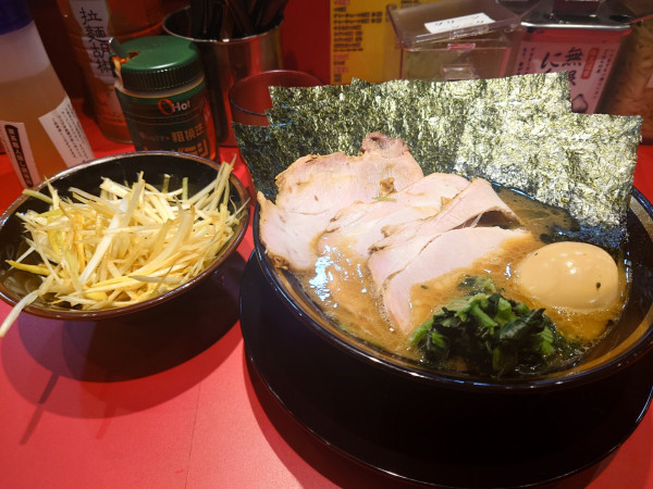 「王道ラーメン  白ネギ   硬め濃いめ多め」@王道家味の継承店 カズ家の写真