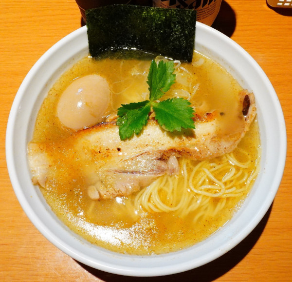 「味玉塩中華そば＋ビンビール」@らあめん 雅知の写真