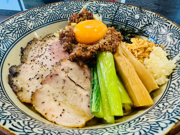 「【限定】炭火吊るし焼き豚バラまぜそばワンタンスープ付き」@らーめん楓の写真