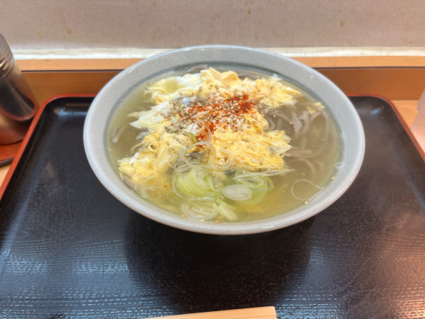 「玉子とじそば(関西出汁)490円」@かのや 新宿西口店の写真