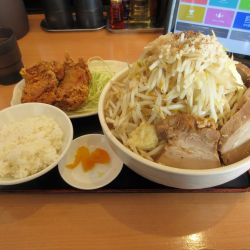 限定　豚そばチャーシュー麺（１３５０円）大盛＋唐揚げセット