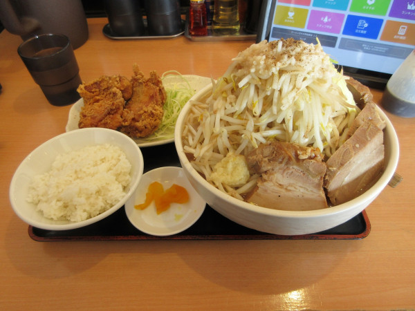 「限定　豚そばチャーシュー麺（１３５０円）大盛＋唐揚げセット」@ガキ大将 佐原店の写真