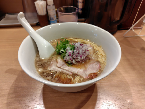 「背油醤油らぁ麺¥850」@らぁ麺まる鈴 本厚木店の写真