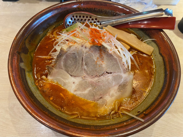 「シビ辛味噌ラーメン（並盛・ネギあり・辛さ普通）1,250円」@札幌味噌ラーメン アウラ 戸塚店の写真