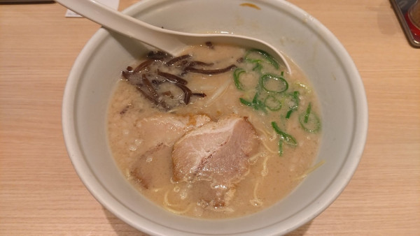 「豚骨(+替玉✕2)」@TOKYO 豚骨 BASE MADE by 博多一風堂 ecute品川サウス店の写真