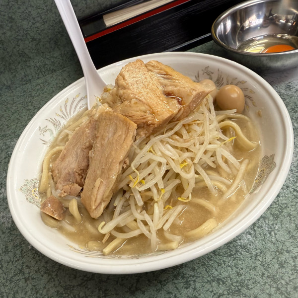 「大盛ラーメン・うずら煮玉子『コール』 醤油多め、背あぶら多め」@ラーメン二郎 新宿小滝橋通り店の写真