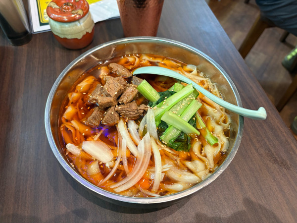 「牛煮込み刀削麺 + 焼き餃子セット」@日野餃子&刀削麺 立川南口店の写真