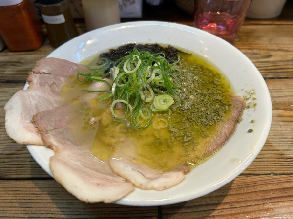 「牡蠣塩ラーメン+肉増し(2枚追加)」@むかん 池袋の写真