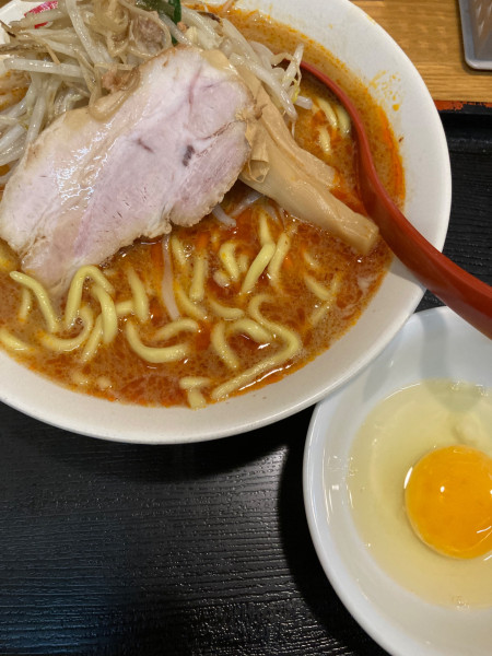 「辛味噌ラーメン、生卵」@味噌麺処 花道庵の写真