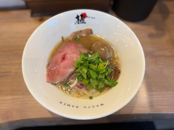 「和牛霜降らーめん 1350円＋味玉200円」@和牛らーめん 極の写真