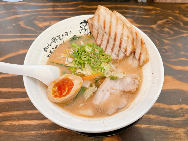 「ごまみそ+厚切りチャーシュー2枚」@おいしい野菜を使ったみそらあめんのお店 すみれ 二代目松阪店の写真