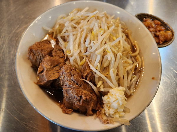 「ラーメン200gニンニク少しヤサイアブラ」@成城贅肉店の写真