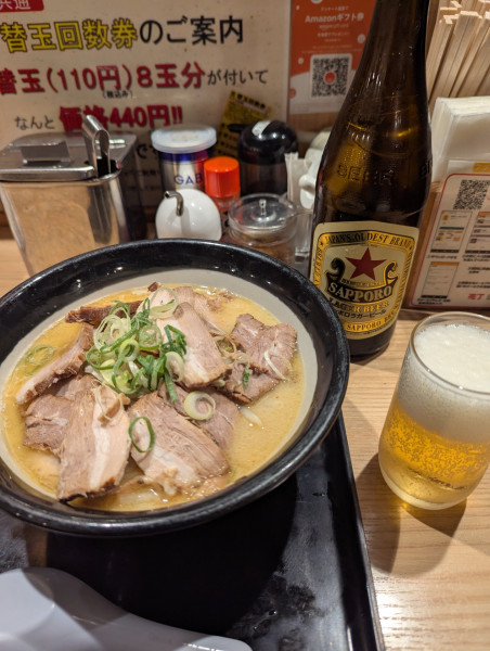 「麦味噌チャーシュー+替玉+赤星中瓶」@由○ 品川港南店の写真