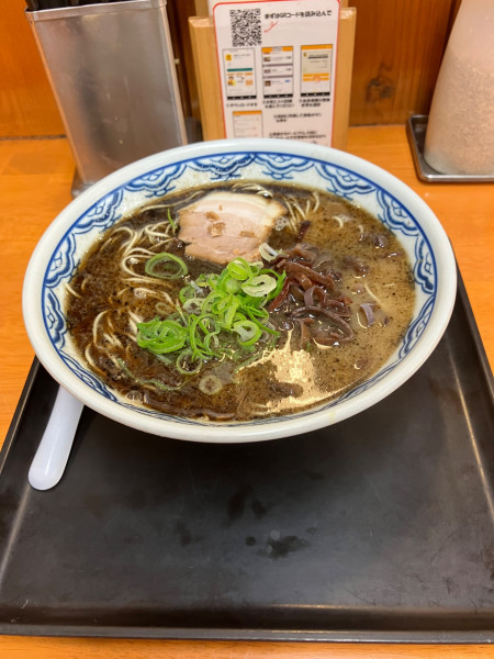 「黒ラーメン　替え玉✖️3」@由丸製麺所の写真