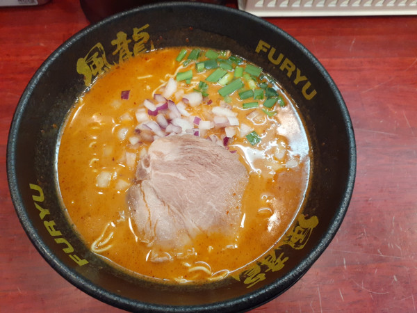 「辛ラーメン、替玉２玉」@とんこつラーメン 博多風龍 渋谷店の写真