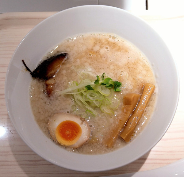 「濃厚醤油豚骨ラーメン」@麺匠 虎白 新宿アイランドタワー店の写真